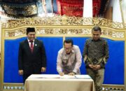 Bupati Eka Putra Tanda Tangani NPHD Pendanaan Pilkada 2024