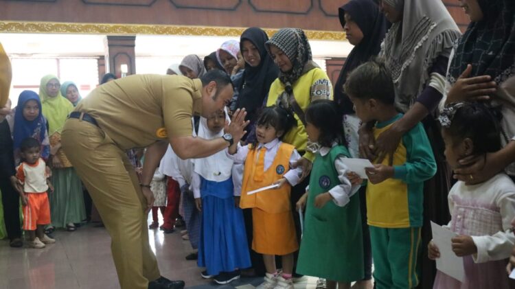 Bupati Sijunjung, Benny Dwifa Yuswir menyerahkan bantuan kepada anak-anak PAUD dari keluarga kurang mampu sebanyak 365 orang usai membuka workshop “Implementasi Projek Penguatan Profil Pelajar Pancasila (P5), Selasa (14/11/2023). OGI