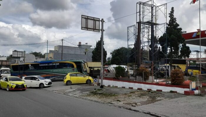 Pasokan BBM Bersubsidi Dikurangi, Antrean Panjang Terjadi di SPBU Kota Bukittinggi