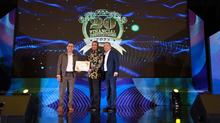 Direktur Operasional Bank Nagari Syafrizal (tengah) menerima penghargaan The Finance Awards 2023 dari Direktur Infobank Institute TB. Rully Ferdian (kiri) dan Chairman Infobank Media Group Eko B. Supriyanto (kanan), di Kempinski Grand Ballroom Jakarta, Selasa (14/11). DOK AFRIANITA