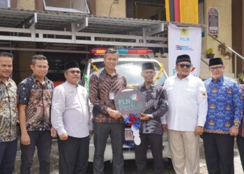 PLN Peduli Salurkan Mobil Ambulance di Tanah Datar