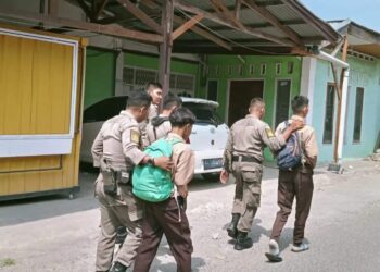 Asyik Nongkrong di Warung, Satpol PP Padang Amankan Delapan Pelajar