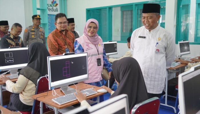 Sumbangsih PLN Peduli Hadirkan Wajah Baru di Laboratorium Komputer SMK 1 Sumbar