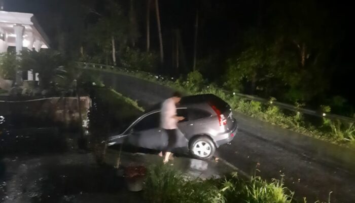 Jalan Licin dan Hujan, Mobil CRV Nyaris Masuk Selokan