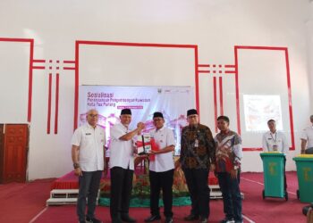 Gubernur Mahyeldi Serahkan Masterplan Pengembangan Kawasan Kota Tua Padang kepada Wako Hendri Septa