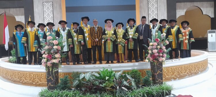 Rektor UIN. Syech M. Djamil Djambek Bukittinggi Prof. Dr. Ridha Ahida, M. Hum foto bersama dengan narasumber Prof. Dr. H. Nur Syam,M.Si Sekretaris Jenderal Kemenag RI 2014-2018 dan Guru Besar UIN Sunan Ampel Surabaya usai menggelar orasi ilmiah di Kampus UIN Bukittinggi Kubang Putiah, Rabu (29/11). YURSIL.