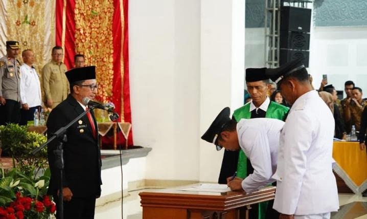 Bupati Tanah Datar, Eka Putra melantik 54 wali nagari terpilih Senin (13/11) di Gedung Nasional Maharajo Dirajo. IST
