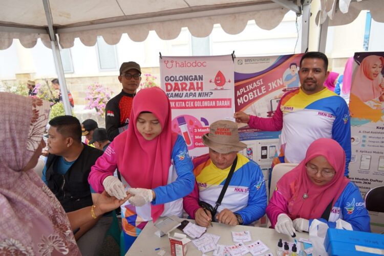Pelayanan kesehatan saat pegelaran CFD berlangsung di halaman Kantor Bupati Solsel, Minggu (12/11). IST