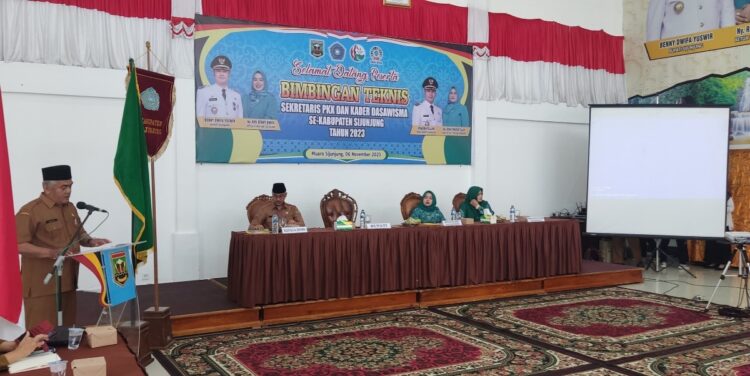 DPMN Kabupaten Sijunjung menyelenggarakan kegiatan bimbingan teknis kepada Sekretaris PKK dan Kader Dasawisma se-Kabupaten Sijunjung, di Balairung Kantor Bupati Sijunjung, Muaro Sijunjung, Senin (6/11). IST