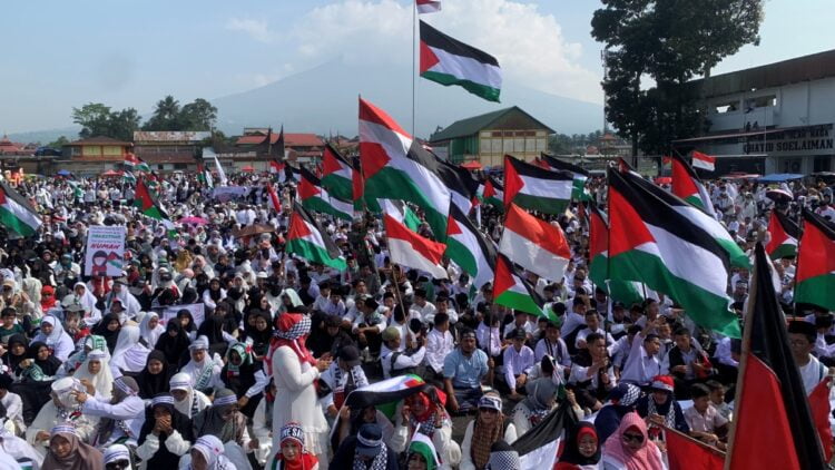 Bendera Palestina dan Bendera Republik Indonesia bersanding dalam Aksi Damai dan Solidaritas Bela Palestina di Kota Padang Panjang. APIZ RAJO ALAM