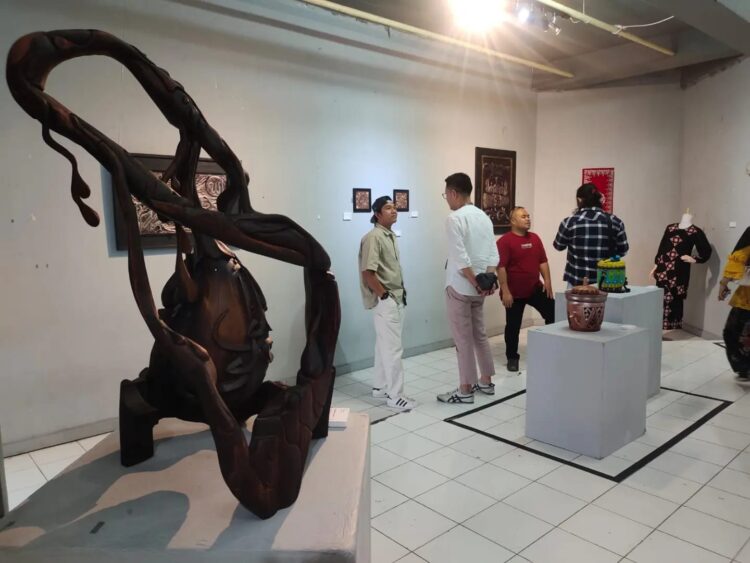 Pengunjung melihat produk kriya dalam Kriya Ekspo #6 yang diselenggarakan oleh Fakultas Seni Rupa dan Desain, ISI Padang Panjang. IST