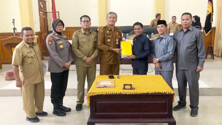 Pj Wali Kota Pariaman Roberia saat menyerahkan Nota Rancangan APBD 2024 kepada pimpinan DPRD. IST