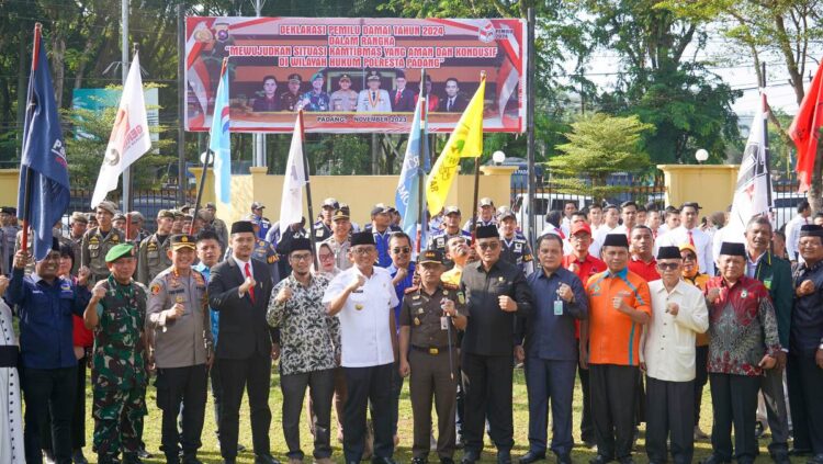 Wali Kota Padang Hendri Septa foto bersama usai apel pemilu damai. Pemko Padang siap mewujudkan pemilu damai. IST