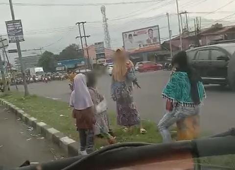 Anggota Satpol PP Padang menertibkan peminta-minta di salah satu kawasan lampu merah yang ada di Kota Padang, Selasa (31/10). IST