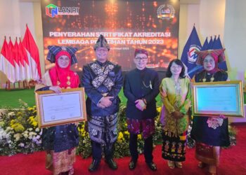 BPSDM Sumatera Barat Terima Sertifikat Bintang I dari Lembaga Administrasi Negara RI