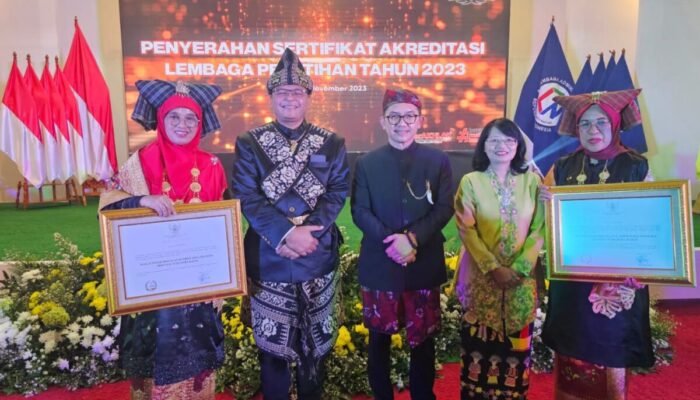 BPSDM Sumatera Barat Terima Sertifikat Bintang I dari Lembaga Administrasi Negara RI