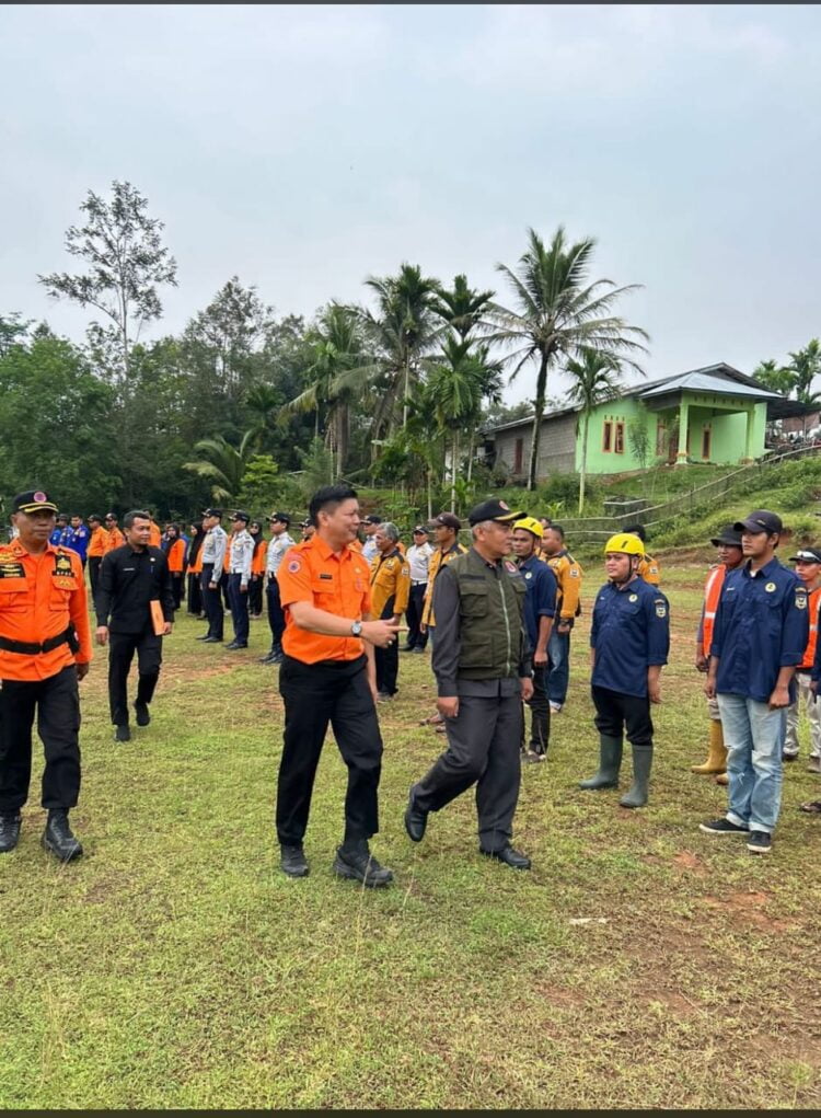 PJ Sekda Sijunjung Endi Nazir didampingi Kalasa BPBD Sijunjung saat melakukan pemeriksaan pasukan dalam apel Mitigasi Tingkat Kabupaten Sijunjung, Kamis (2/11) di Lapangan Sepakbola Sungai Rambutan Nagari Padang Laweh Selatan Kecamatan Koto VII. OGI
