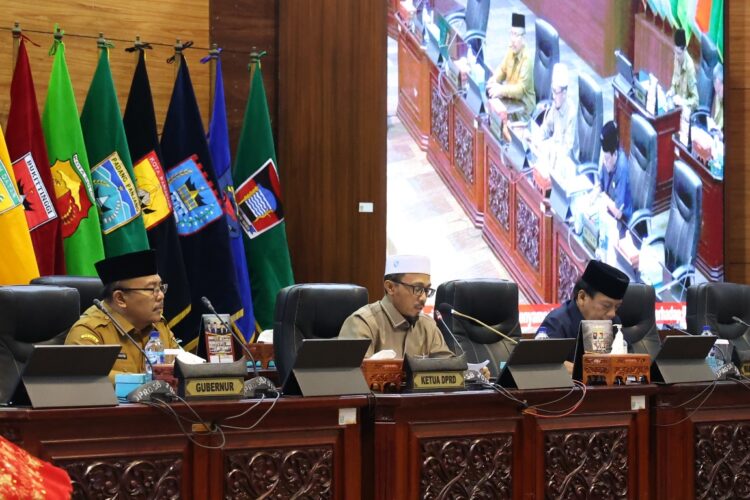 DPRD Sumbar  saat menggelar rapat paripurna dengan agenda penyampaian pandangan umum fraksi-fraksi terhadap Ranperda tentang APBD Sumbar Tahun 2024, Selasa (31/10). IST