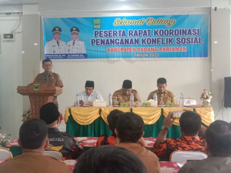 Kepala Kesbangpol Padang Pariaman, Jon Eka Putra melaporkan kegiatan Rakor Penanganan Konflik Sosial bersama lembaga dan instansi terkait se-Kabupaten Padang Pariaman, Senin (27/11). IST