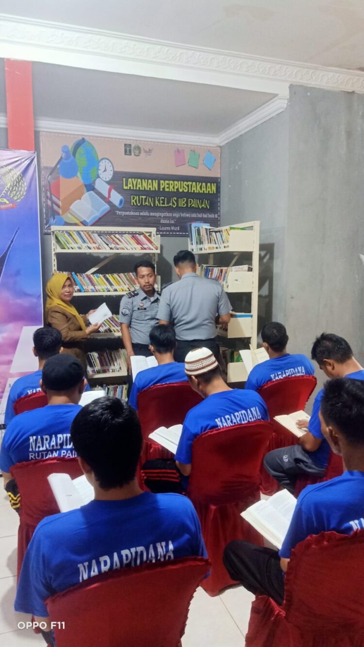 Tim dari Dinas Perpustakaan dan Arsip Kabupaten Pesisir Selatan melakukan ppembinaan dan penataan Perpustakaan Rutan Kelas II B Painan, beberapa waktu yang lalu. IST
