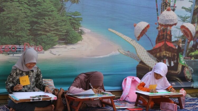 Suasana lomba melukis bagi anak-anak tingkat SD di Roof Top Pasar Pariaman, Minggu (12/1). IST