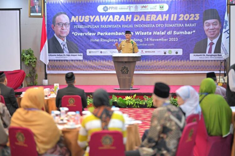Gubernur Sumbar, Mahyeldi memberikan sambutan pada Musyawarah Daerah (Musda) Ke-II Perkumpulan Pariwisata Halal Indonesia (PPHI) Sumbar, di Hotel Rangkayo Basa, Kota Padang, Selasa (14/11). IST