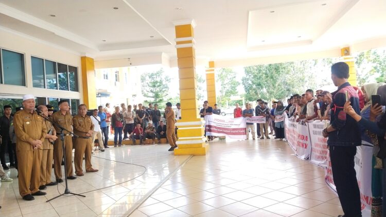 Ratusan massa dari Kinali menyampaikan aspirasi di hadapan Bupati Pasbar, Hamsuardi, Senin (27/11). Aksi ini dilatarbelakangi oleh persoalan HGU yang dinilai merugikan masyarakat. OSNIWATI