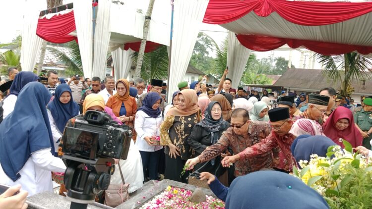 Direktur RSUP M. Djamil Padang bersama Forkopimda Provinsi Sumatera Barat dan Kab Padang Pariaman tabur bunga di makam pahlawan kesehatan, Dr. Mohammad Djamil gelar Datuk Rangkayo Tuo di Kayu Tanam, Kamis (2/11). AHR