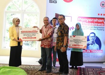 Semen Padang Serahkan Beasiswa kepada 82 Anak Karyawan Berprestasi