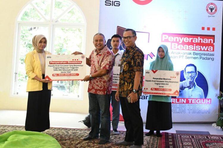 Direktur Keuangan & Umum PT Semen Padang Oktoweri menyerahkan secara simbolis beasiswa berprestasi kepada anak Karyawan PT Semen Padang, Jumat (27/10). IST.