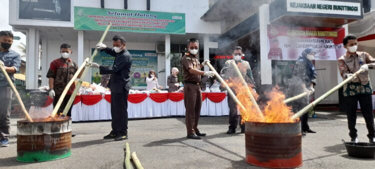 MUSNAHKAN BB—Kejari Bukittinggi memusnahkan BB narkoba dan barang kosmetik/obat obatan tanpa izin edar di halaman Kantor Kejari Bukittinggi, Kamis (16/11). YURSIL