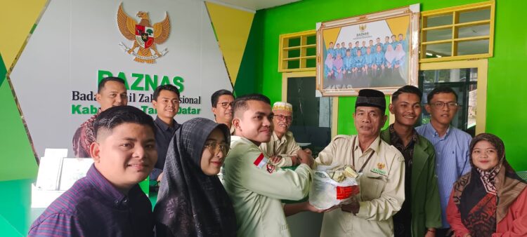 Senat Mahasiswa Fakultas Syariah UIN Mahmud Yunus Batusangkar mempercayakan bantuan kemanusiaan untuk Palestina melalui Badan Amil Zakat (BAZ) Tanah Datar sebesar Rp10 juta. REZKY