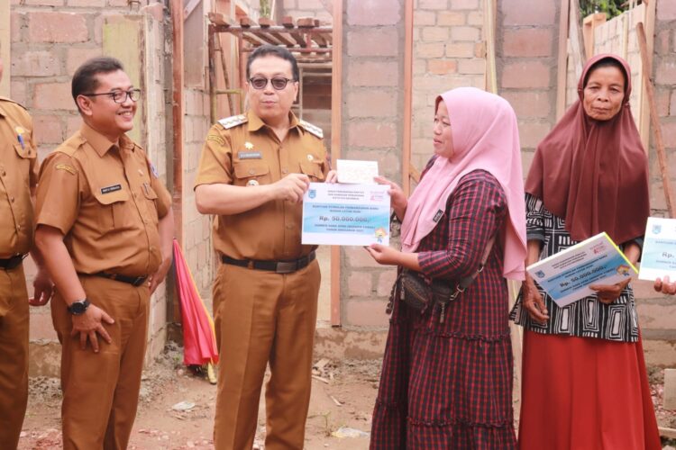 BANTUAN RTLH—Pj Wako Payakumbuh, Jasman Rizal menyerahkan bantuan stimulan RTLH keapda salah seorang warga kueang mampu di Kota Payakumbuh. IST