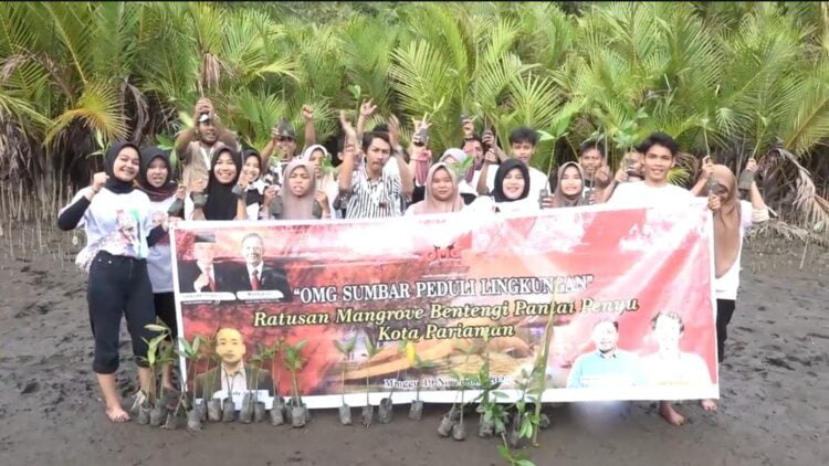 Tanam Mangrove - OMG Sumbar tanam ratusan bibit mangrove bersama masyarakat, di Talao Apar Pantai Penyu, Desa Apar, Kecamatan Pariaman Utara, Kota Pariaman, Minggu (19/11/2023). IST