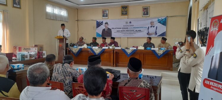 Anggota Komisi IX DPR RI, Ade Rezki Pratama memberikan sambutan pada Pelatihan Vokasi dan Pemagangan yang dilaksanakan Kementerian Tenaga Kerja (Kemnaker) RI di Kantor Wali Nagari Koto Tangah Kec. Tilatang Kamang, Minggu (5/11). Yursil.