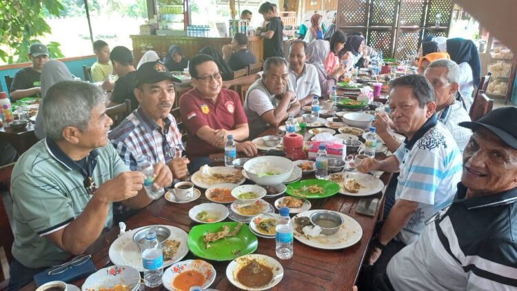 Tim Jojo-1 bersama Pj Wali Kota Payakumbuh Jasman Rizal di Pongek OR Situjuah, salah satu kuliner di Payakumbuh yang banyak diminati wisatawan. IST
