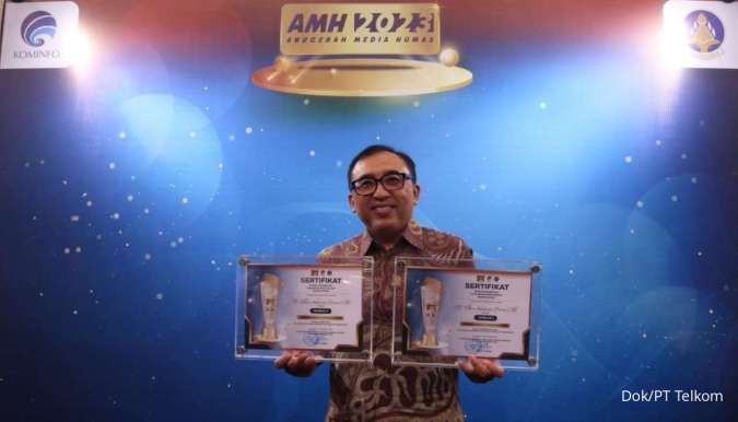 VP Corporate Communication Telkom, Andri Herawan Sasoko dengan penghargaan dalam ajang Anugerah Media Humas (AMH) 2023 yang diselenggarakan di Surabaya (30/10). Telkom berhasil menjadi Terbaik ke-1 kategori Media Audiovisual serta Terbaik ke-2 kategori Media Sosial untuk kelompok Kementerian/Lembaga, BUMN, BUMD dan Perguruan Tinggi Negeri.