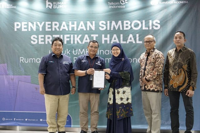 Kepala PMU Sertifikasi Surveyor Indonesia Afrinal (kedua dari kiri) menyerahkan simbolis sertifikat halal kepada perwakilan UMKM disaksikan Direktur Komersial Surveyor Indonesia Saifuddin Wijaya (paling kiri), Deputy EVP SOE Service Telkom, Fajar Wibawa (kedua dari kanan) dan SM Rumah BUMN Telkom Adrian Sani Harahap di Jakarta beberapa waktu yang lalu. IST