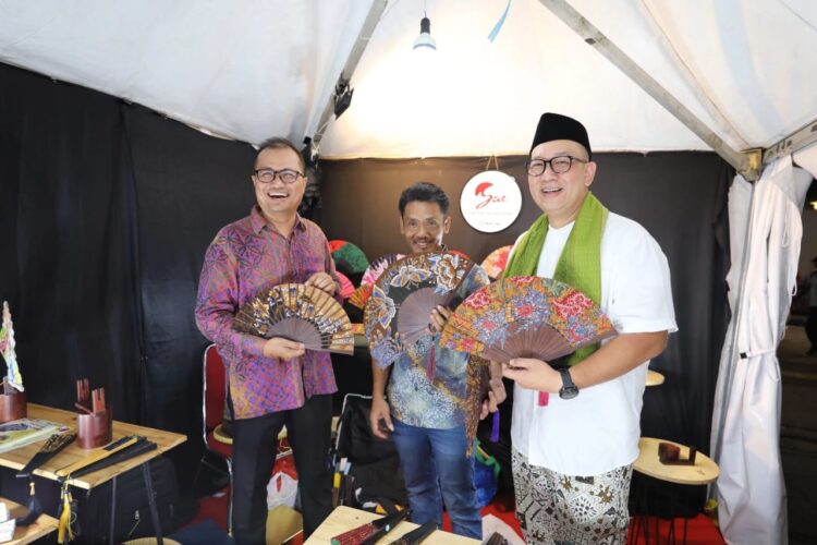 Direktur Strategic Portfolio Telkom, Budi Setyawan Wijaya (kiri) didampingi SVP Corporate Communication & Investor Relation Telkom Ahmad Reza (kanan) mengunjungi salah satu UMKM binaan Telkom dalam acara “Harvesting Day” sebagai acara puncak Gerakan Nasional Bangga Buatan Indonesia (Gernas BBI) dan Bangga Berwisata di Indonesia (BBWI) di Taman Fatahillah, Jakarta Barat (19/11). IST