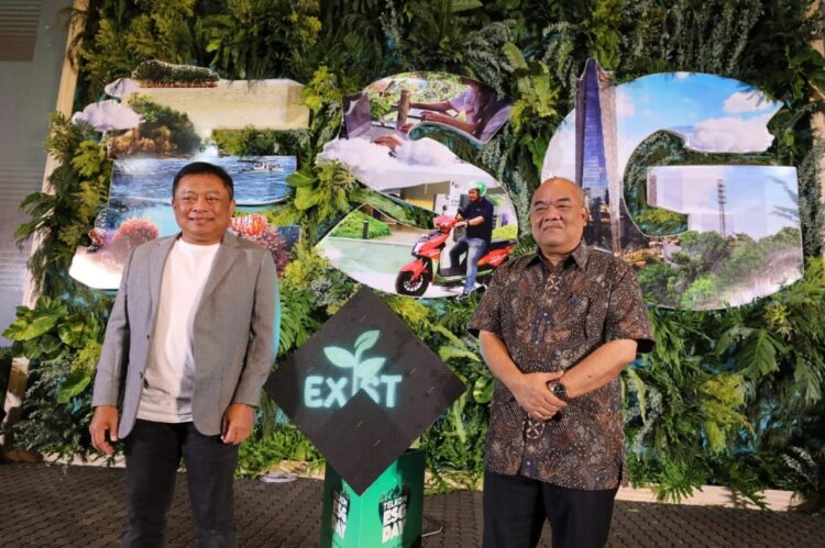 Wakil Gubernur D.I. Yogyakarta KGPAA Paku Alam X (kanan) dan Direktur Utama Telkom Ririek Adriansyah saat peresmian program EXIST (ESG Existence for Sustainability by Telkom Indonesia) di Yogyakarta pada Kamis (16/11). IST