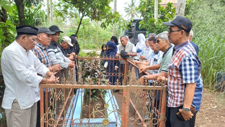 Tim Jojo-1 saat berziarah ke Makam Dt P Simulie