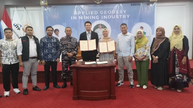 FOTO BERSAMA - Webinar internasional yang diselenggarakan oleh Prodi Teknik Geodesi, Institut Teknologi Padang (ITP), Rabu (6/12). WINDA