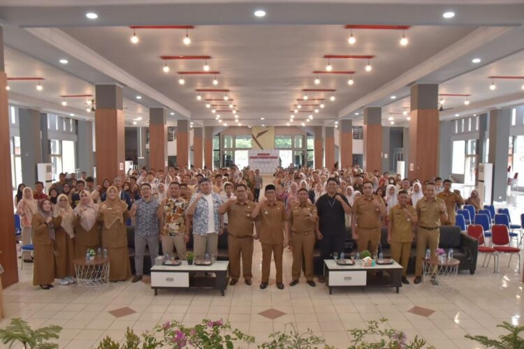 FOTO BERSAMA - Lomba video kreatif promosi usaha bagi pelajar SMP dan SMA/SMK yang diadakan oleh Dinas Koperasi dan UMKM Kota Padang di Gedung Bagindo Aziz Chan Youth Center, Selasa (12/12). IST
