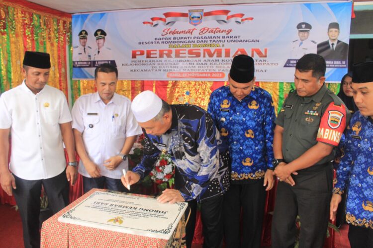 Bupati Hamsuardi meresmikan pemekaran Jorong di Kecamatan Kinali Kabupaten Pasaman Barat, Rabu (29/11). Osniwati 