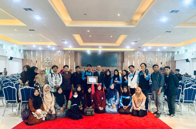 Jajaran redaksi Lembaga Pers Mahasiswa (LPM) Suara Kampus foto bersama usai mendapatkan penghargaan, Rabu (29/11). ist