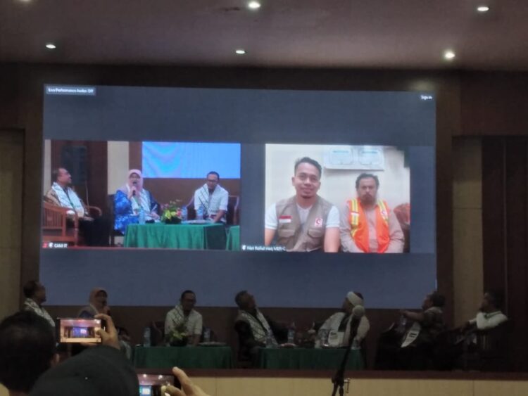 Relawan Indonesia di Gaza, Fikri (nomor dua dari kanan dari slide Zoom Meeting) bercerita tentang pengalamannya membantu para pengungsi Gaza pada acara bedah buku ‘Menghimpun Kebesaran Allah’ yang digelar Fakultas Kedokteran Universitas Andalas (FK UNAND) dan MER-C di Aula FK UNAND, pada Minggu (10/12). ATVIARNI