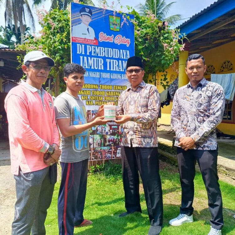 Wakil Ketua Baznas Padang Pariaman, Drs. Zulfahmi, M. Pd, mengunjungi dan memberikan bantuan kepada Zainal pelaku usaha UMKM Jamur Tiram Binaan Baznas, Kamis (28/12). ALDI