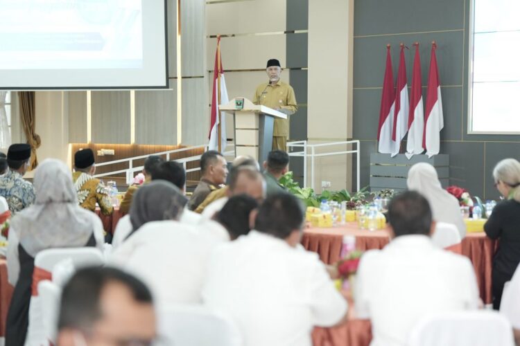 Gubernur Sumbar, Mahyeldi Ansharullah memberikan sambutan saat penyerahan secara simbolis DIPA dan TKD Tahun Anggaran 2024 untuk provinsi dan 19 kabupaten/kota di Sumbar, di Auditorium Gubernuran, Senin (5/12). IST