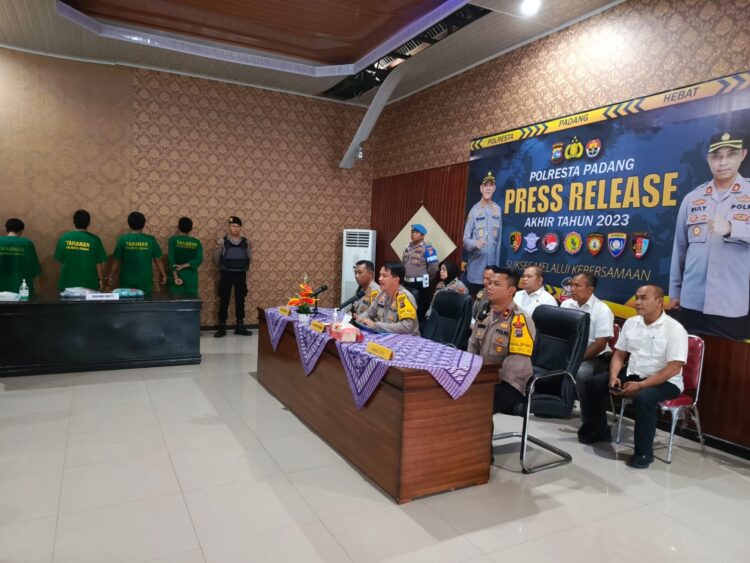 Kapolresta Padang, Kombes Pol Ferry Harahap dan jajaran saat menggelar ungkap kasus akhir tahun di Mapolresta Padang, Rabu (27/12). Tercatat, jumlah kasusu narkoba di padang tahun ini mengalami peningkatan. Fauzi