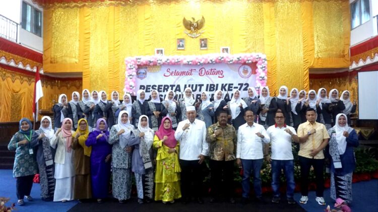 Bupati Pasbar, Hamsuardi bersama Ketua dan Wakil Ketua DPRD Pasbar saat menghadiri Peringatan HUT IBI Ke-72 Tingkat Kabupaten Pasbar. OSNIWATI